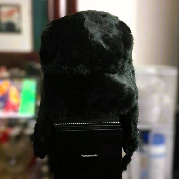 Cozy Unisex Winter Trapper Hat with Genuine Look Fur, Used Like New - Picture 5 of 7